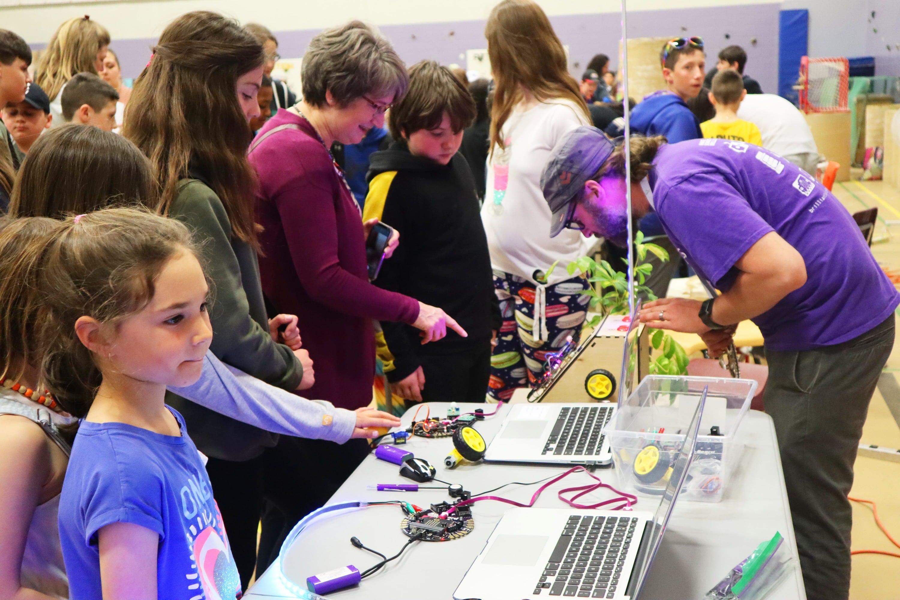 Photo d'un membre de l'équipe de Brilliant Labs faisant une présentation aux jeunes lors de la 2022 Caraquet Maker Faire