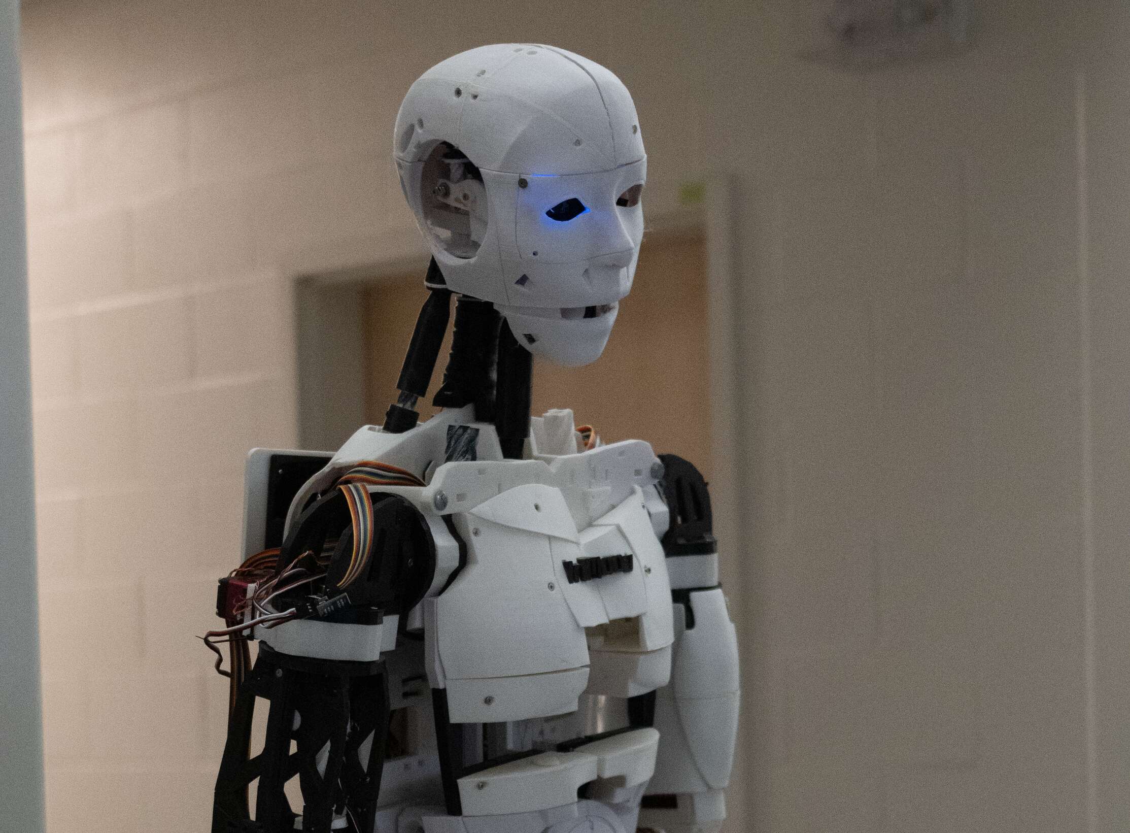 Un robot blanc créé par un étudiant lors de l'un de nos précédents salons
