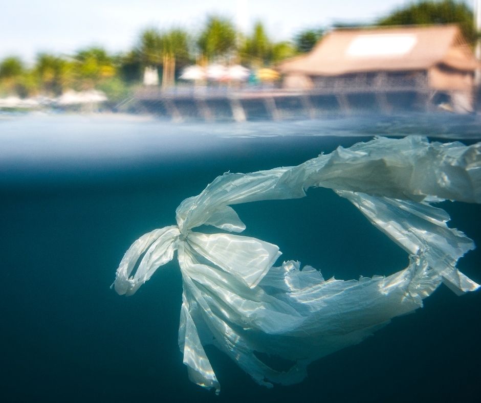 plastique flottant dans l'océan